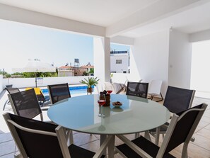 Vila, 3 quartos, piscina particular, vista para a piscina | Fachada