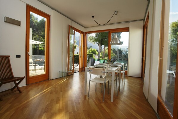 Villa, 6 Bedrooms, Smoking, Private Pool | Dining