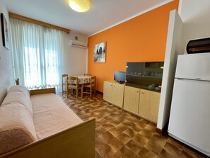 Apartment, 1 Schlafzimmer, Balkon, Poolblick | Wohnbereich