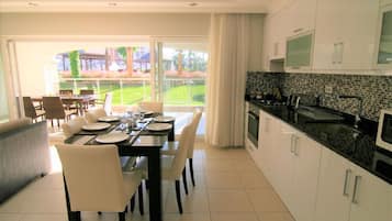 House, 3 Bedrooms, Accessible, Smoking | Private kitchen