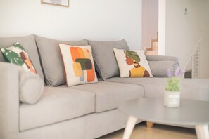 Apartment, 1 Bedroom, Balcony, City View | Living room