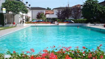 Una piscina al aire libre