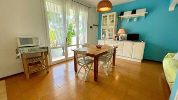 Villa, 2 Bedrooms, Balcony, Garden View | Dining