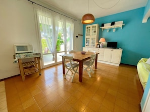 Villa, 2 Bedrooms, Balcony, Garden View | Dining