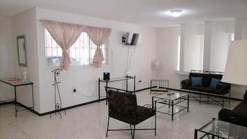 Apartament, 3 dormitoris, accessible, pati | Lounge