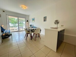 Departamento, 1 habitación, balcón, vista al océano | Comedor