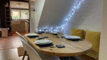 Comfort Cottage, Private Bathroom | Restaurant