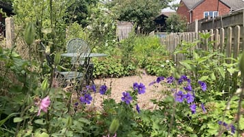 Comfort Cottage, Private Bathroom | Garden