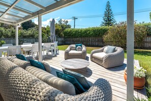 Outdoor dining - White Sands Cottage - White Sands Cottage at Palm Beach is a beautifully presented and fully restored 1950s weatherboard bach located just 50 metres from the white sands of Palm Beach. With 2 bedrooms and 1 bathroom this is a perfect family cottage a (Waiheke Island)