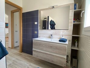 Kondominium Eksklusif, 2 kamar tidur | Kamar mandi | Shower, pancuran hujan, perlengkapan mandi gratis, dan pengering rambut
