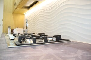 Refrigerador con freezer, microondas, horno, placa de cocina