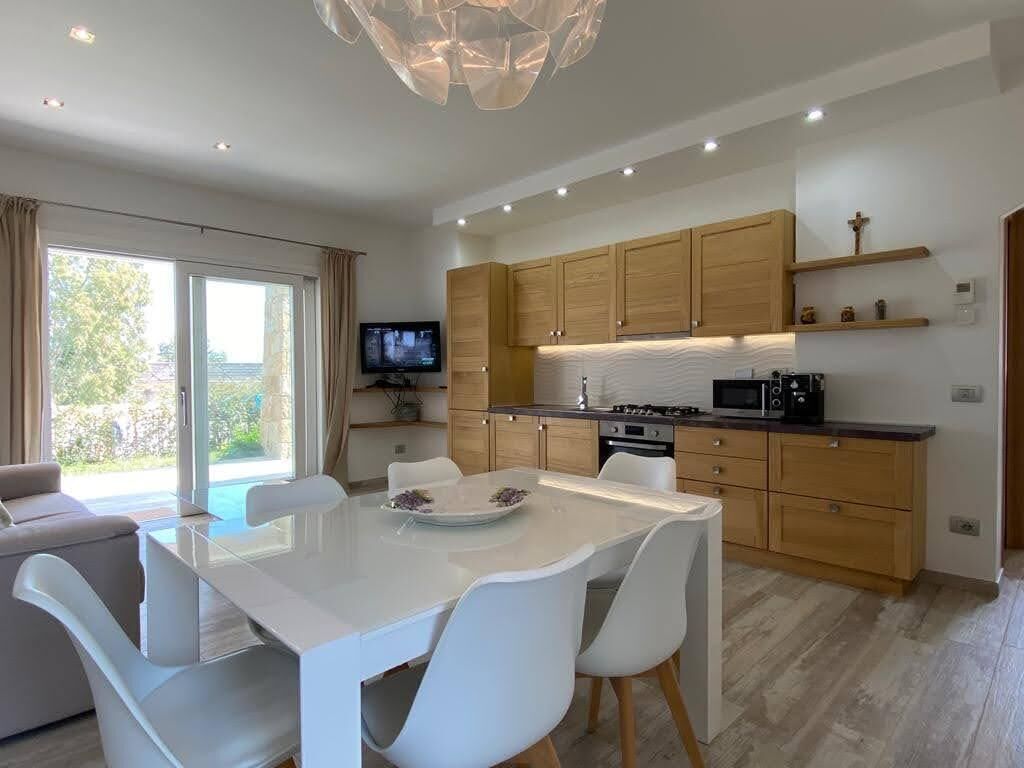 Exclusive-Apartment, 2 Schlafzimmer | Wohnbereich | 32-Zoll-LCD-Fernseher mit Satellitenempfang, Fernseher, Kinderspielzeug