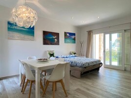 Televisión LCD, juguetes, piso con calefacción