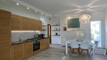 Exclusive-Apartment, 2Â Schlafzimmer | Eigene KĂŒche | GroĂer KĂŒhlschrank, Mikrowelle, Ofen, Herdplatte