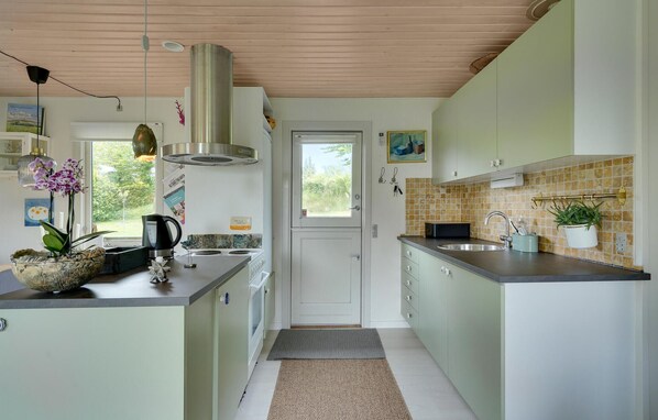 Fridge, oven, stovetop, coffee/tea maker
