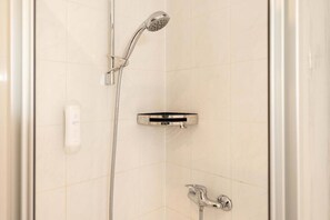 Dusche, umweltfreundliche Kosmetikartikel, Haartrockner, Handtücher