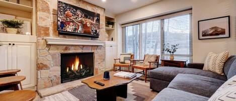 TV, lareira, escritórios