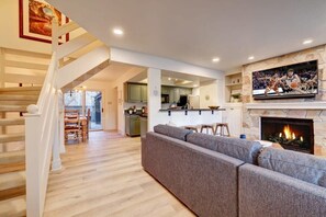 Télévision, cheminée, espaces bureaux