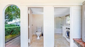 Combined shower/tub, towels - Daisy Hill, Southern Highlands (Moss Vale)