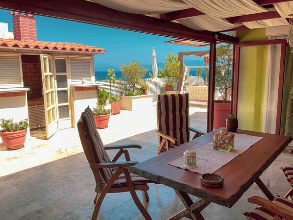 Outdoor dining - Sea View Roof Garden Apartment (Κιάτο)
