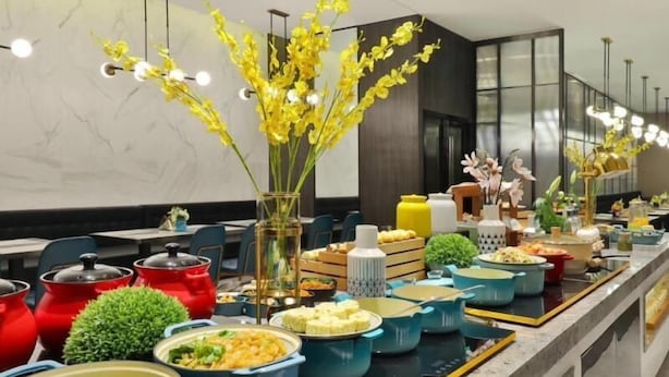 A buffet setup with various dishes and decorative elements. - Greentree Eastern Suzhou Industrial Park Expo Center Qingjianhu Union Square Hotel (Suzhou)