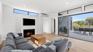 TV, fireplace, books - Aireys Sunset Beach House - 4 bedroom modern house with views (Aireys Inlet)