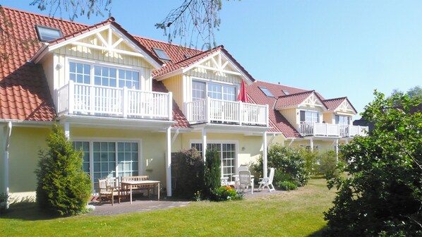 Exterior - Cozy first floor apartment with south-facing terrace, WLAN, washing machine, max. 4 p. (Prerow)