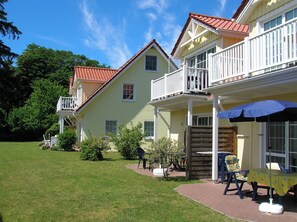 Outdoor dining - Cozy first floor apartment with south-facing terrace, WLAN, washing machine, max. 4 p. (Prerow)