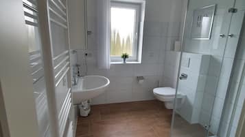 Sturta, hárblásari, handklæði, salernispappír