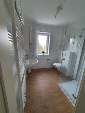 Dusche, Haartrockner, Handtücher, Toilettenpapier
