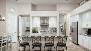 Coffee/tea maker, fridge, microwave, oven - Camelback Corridor, 5 min from Airport, Pool & Sun (Phoenix)