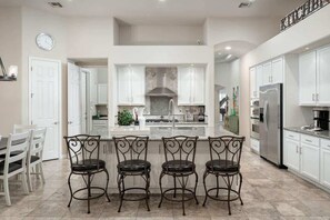 Fridge, microwave, oven, stovetop - Camelback Corridor, 5 min from Airport, Pool & Sun (Phoenix)