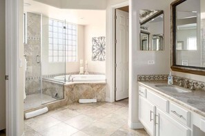 Shower, hair dryer, towels - Camelback Corridor, 5 min from Airport, Pool & Sun (Phoenix)