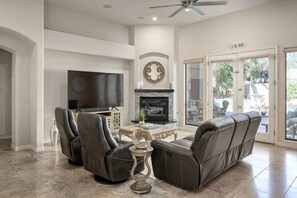 TV, fireplace - Camelback Corridor, 5 min from Airport, Pool & Sun (Phoenix)