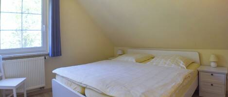 2 bedrooms, travel cot, free WiFi