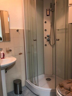 Zimmer, 1 Schlafzimmer, Raucher, Balkon | Badezimmer | Kostenlose Toilettenartikel, Handtücher