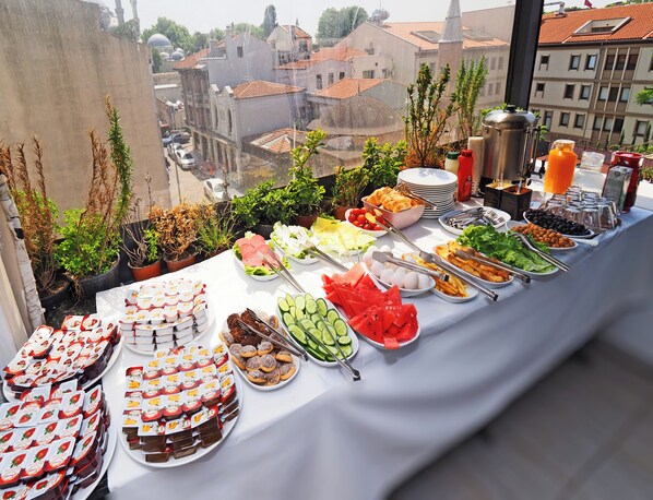 Free daily buffet breakfast - RENOVA OLD CiTY HOTEL (Istanbul)