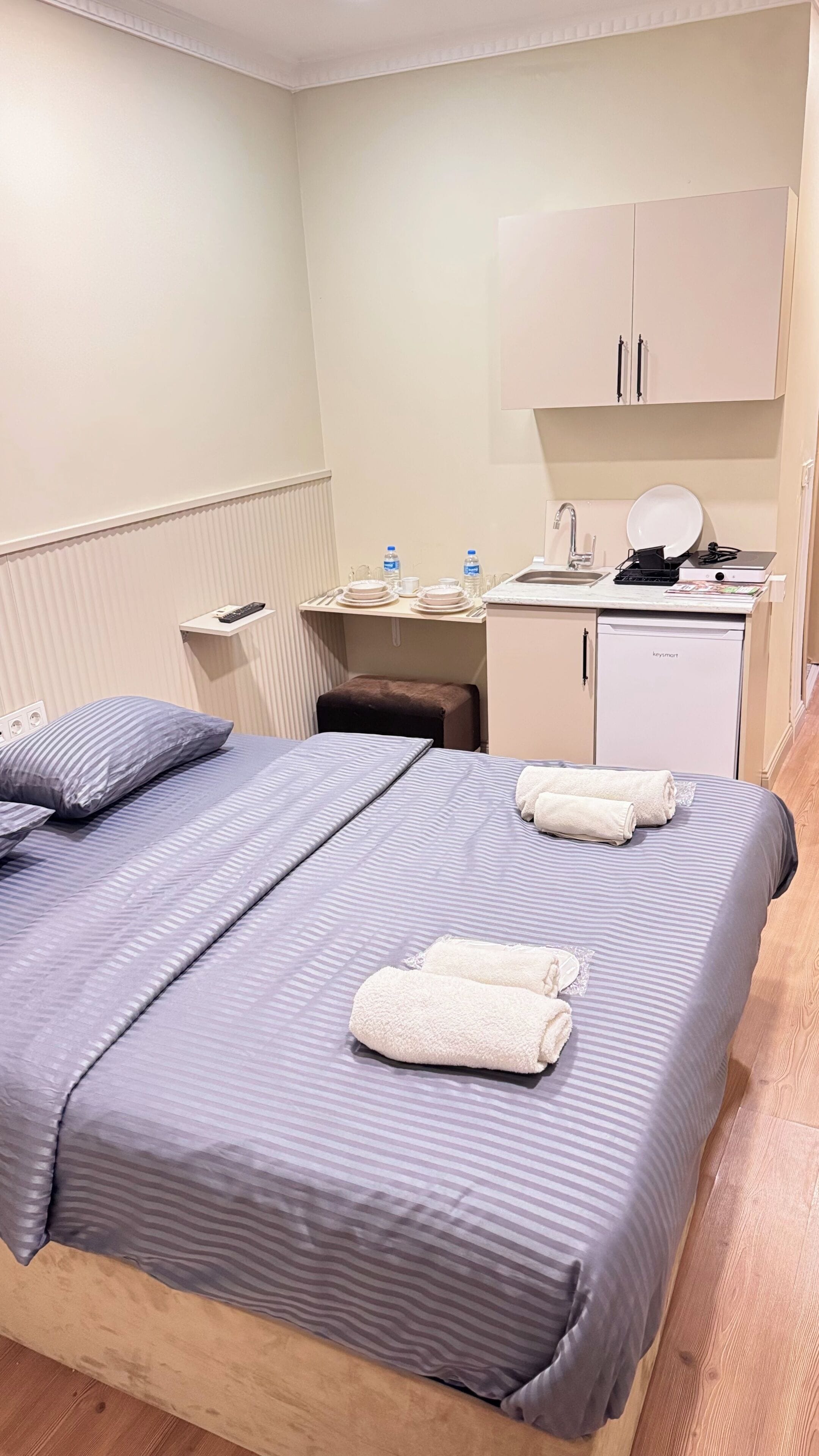 Peralatan tempat tidur premium, bar mini, meja 