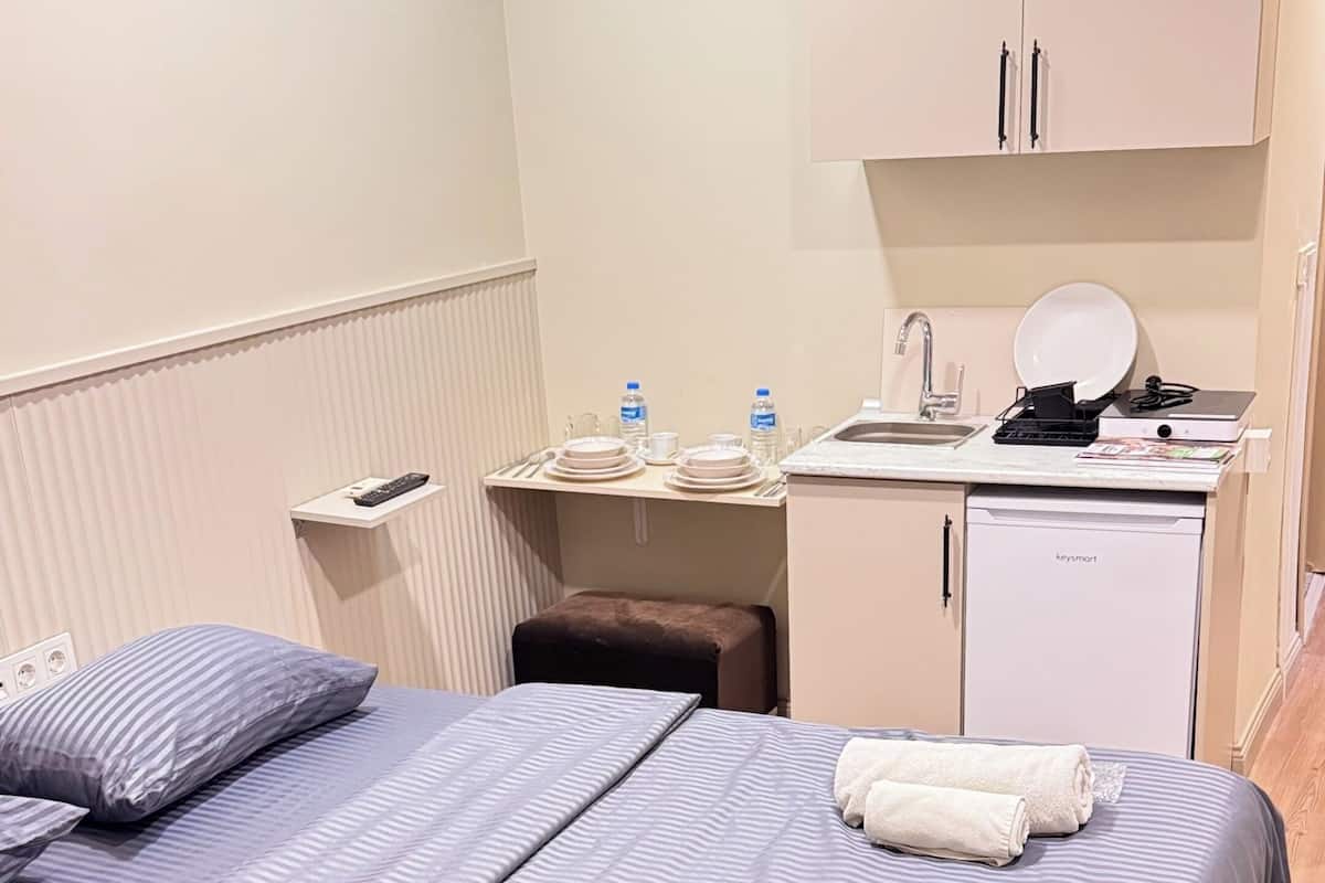 أغطية فراش متميزة وميني بار ومكتب وستائر تعتيم