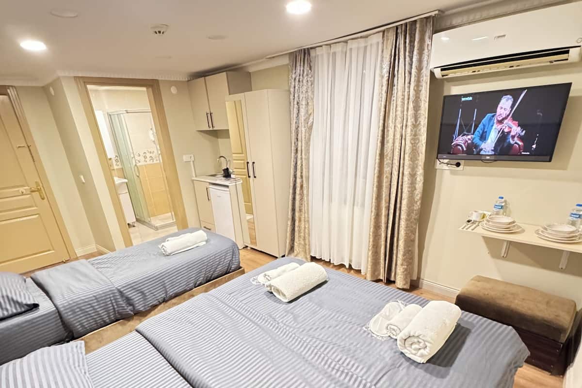 Deluxe Studio | Premium bedding, minibar, desk, blackout drapes