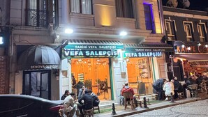 Un edificio con escaparate que dice 'VEFA SALEPCISI' y un letrero que dice 'RENOVA OLD CITY' sobre la entrada.