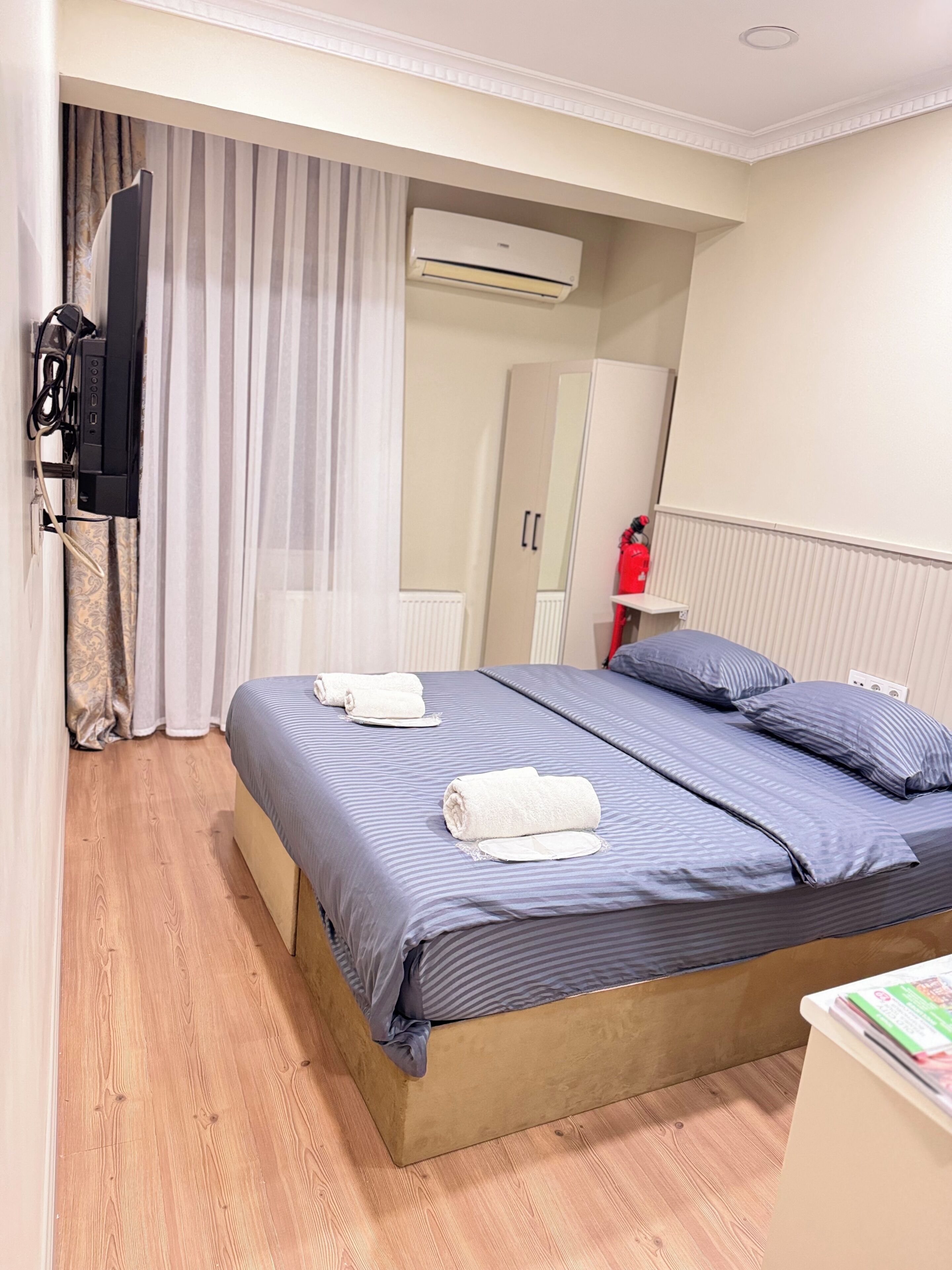 Peralatan tempat tidur premium, bar mini, meja 