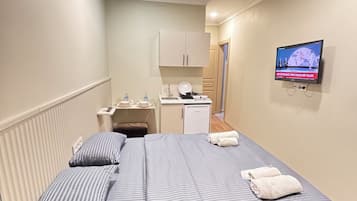 Studio – standard | Sengetøy av topp kvalitet, minibar, skrivebord og blendingsgardiner