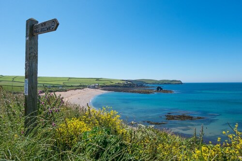 Treetops, a peaceful haven retreat only 1 mile from Bantham beach in South Devon