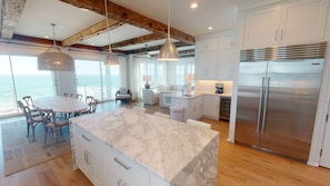 House, 6 Bedrooms | Private kitchen