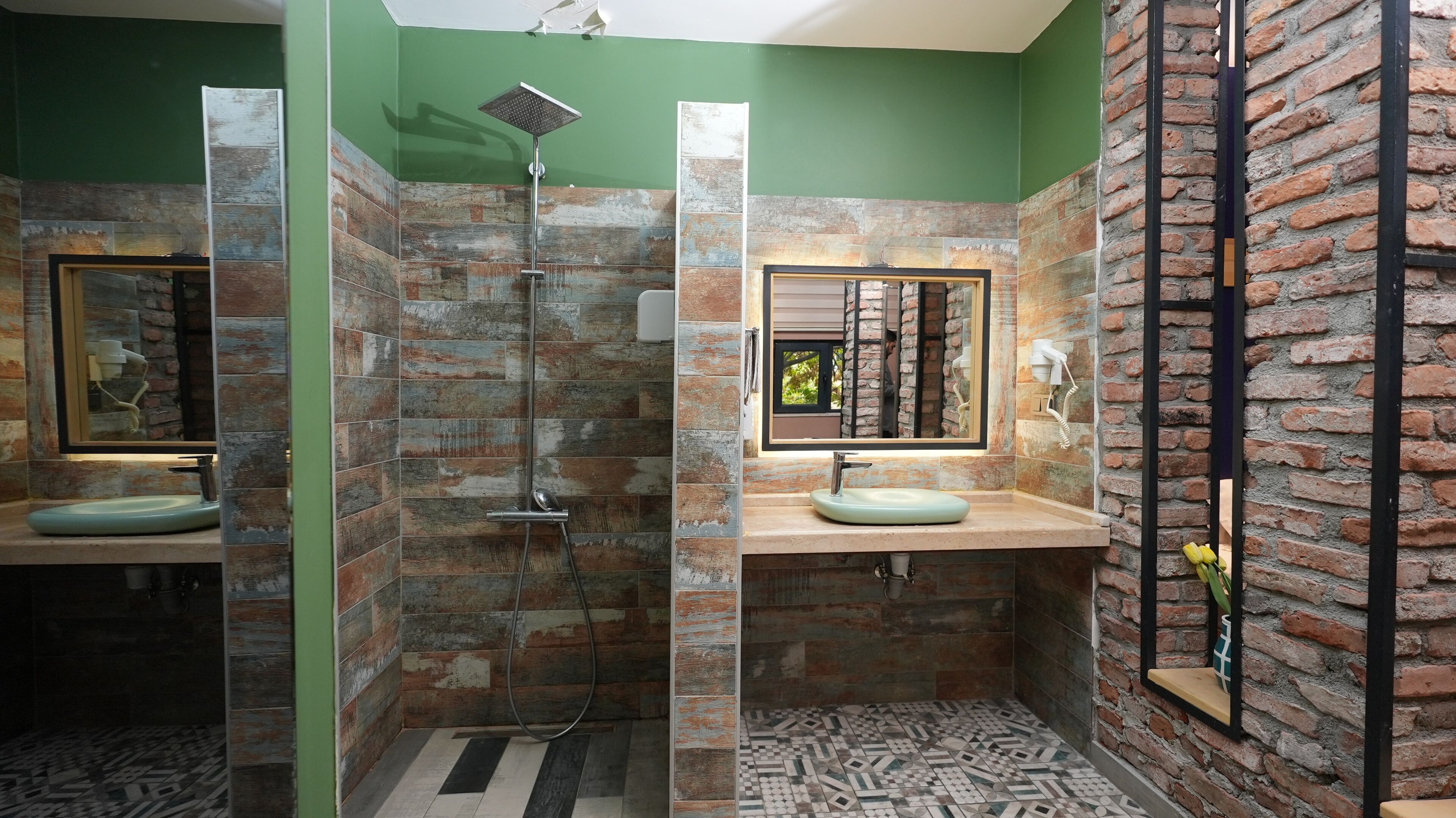 Royal Suite | Bathroom | Hair dryer, towels, soap, shampoo