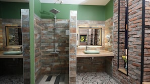 Royal Suite | Bathroom | Hair dryer, towels, soap, shampoo - Anka Residence (Ankara)