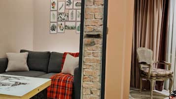 Deluxe-Apartment | Wohnbereich | 55-Zoll-LCD-Fernseher mit Satellitenempfang, Fernseher