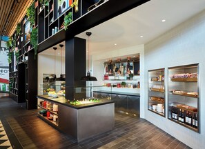 Petit déjeuner buffet servi tous les jours en supplément