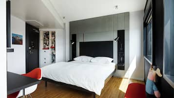Kamer, 1 kingsize bed (Mobility Accessible, Roll-In Shower) | Luxe beddengoed, donsdekens, pillowtop-bedden, een kluis op de kamer